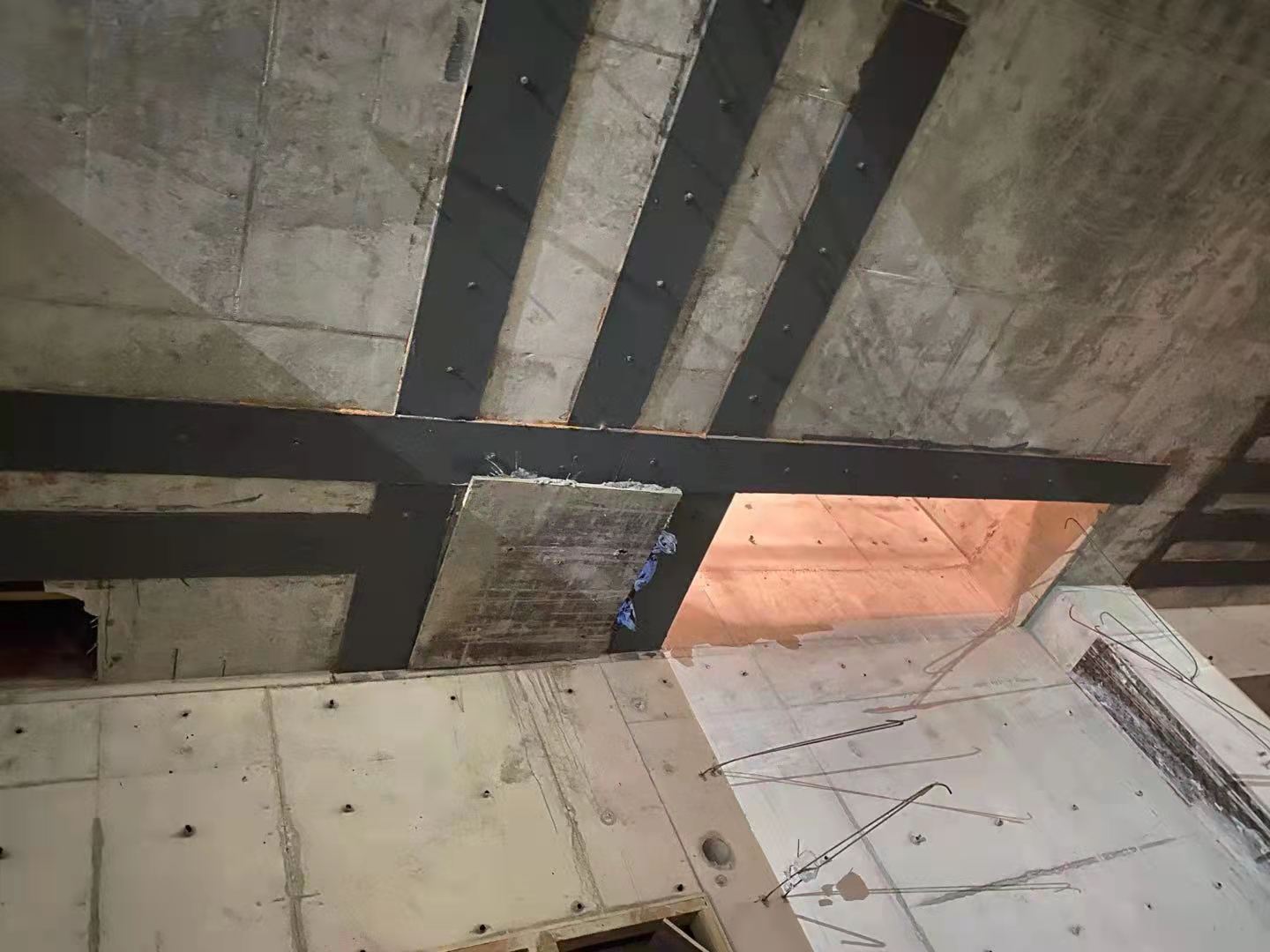 台州楼板开洞用粘钢加固还是碳纤维布加固