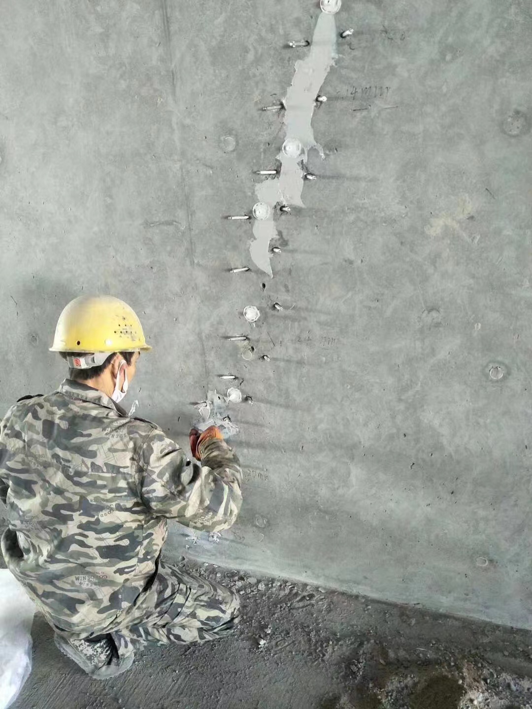 台州混凝土楼板裂缝加固施工的方案